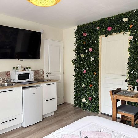 Les Nids De La Baie Bed & Breakfast Favieres  Bagian luar foto