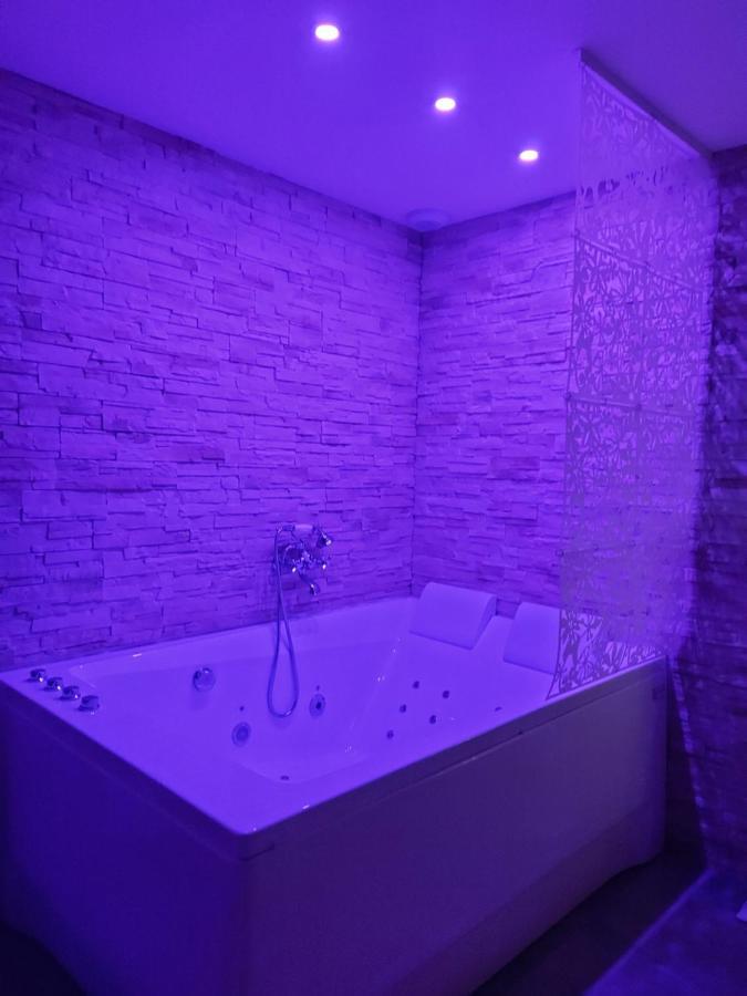 Les Nids De La Baie Bed & Breakfast Favieres  Bagian luar foto