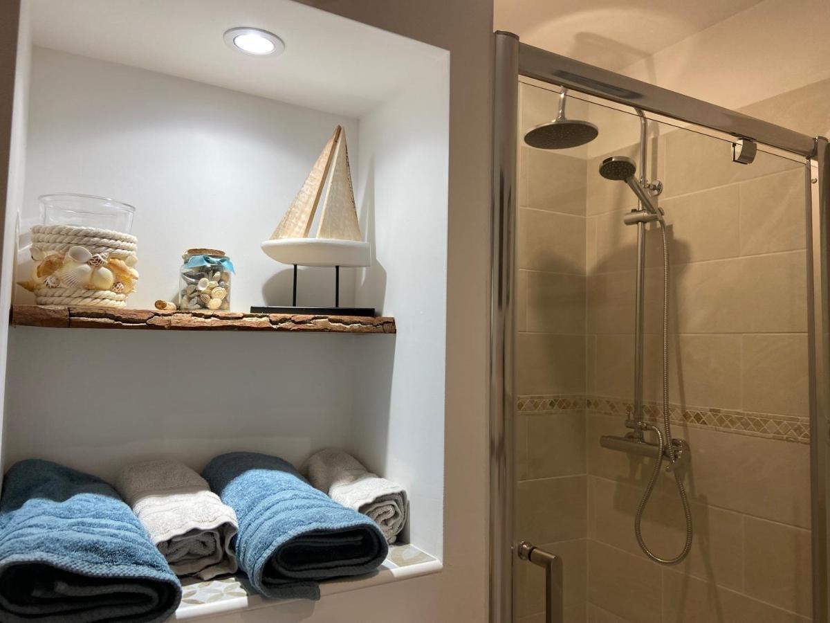 Les Nids De La Baie Bed & Breakfast Favieres  Bagian luar foto