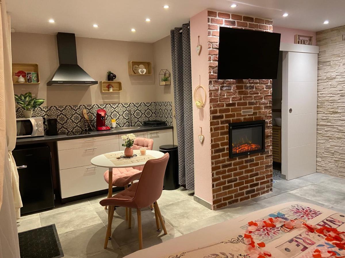 Les Nids De La Baie Bed & Breakfast Favieres  Bagian luar foto