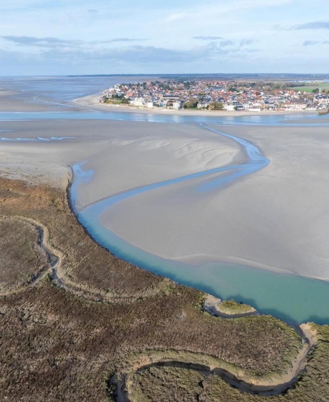 Les Nids De La Baie Bed & Breakfast Favieres  Bagian luar foto