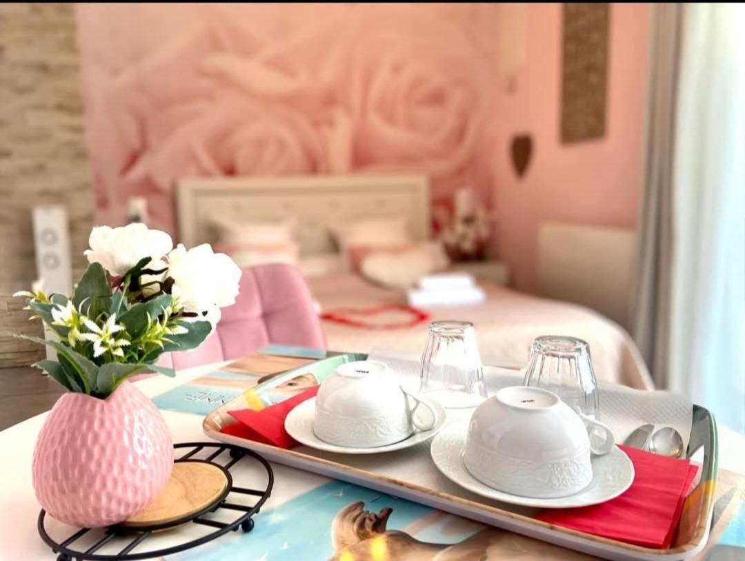 Les Nids De La Baie Bed & Breakfast Favieres  Bagian luar foto