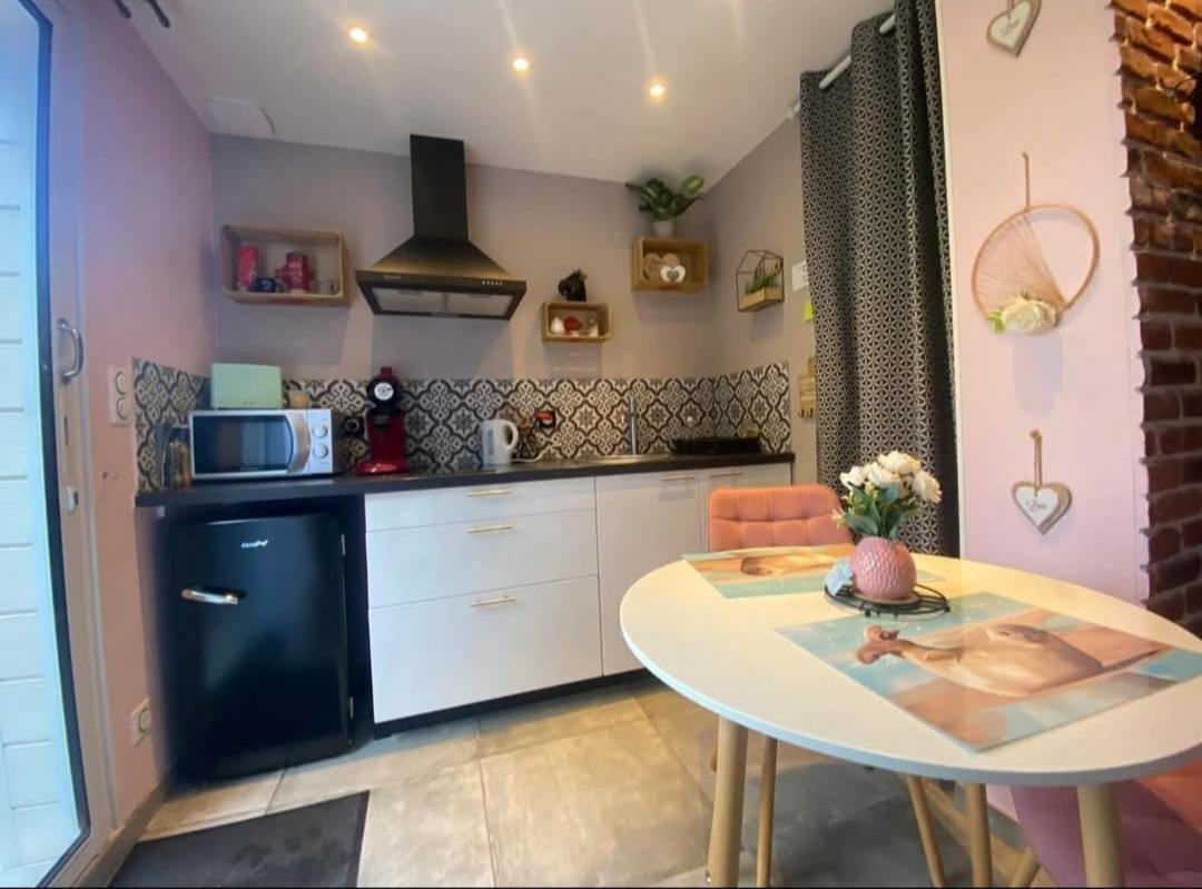 Les Nids De La Baie Bed & Breakfast Favieres  Bagian luar foto