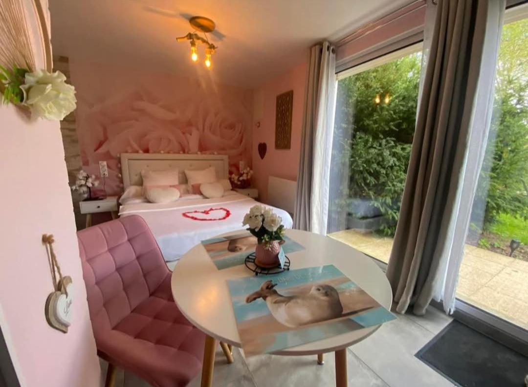 Les Nids De La Baie Bed & Breakfast Favieres  Bagian luar foto